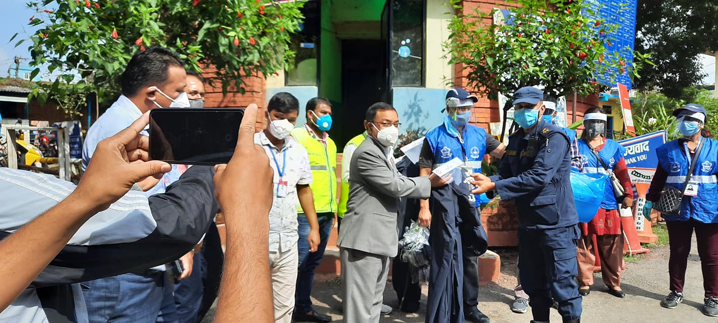 कोरोना महामारीको समयमा महानगरीय प्रहरी वृत , अनामनगर लाई PPE , MASK र FACE SHIELD हस्तान्तरण